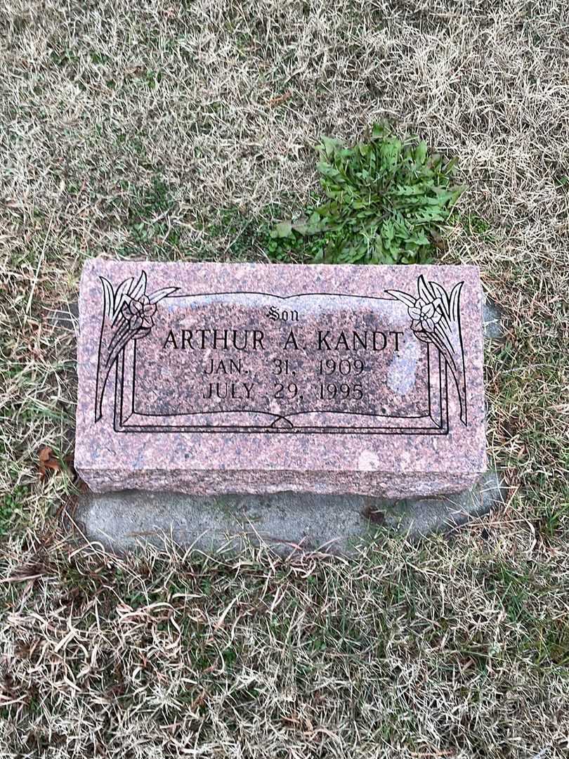 Arthur A. Kandt's grave. Photo 1