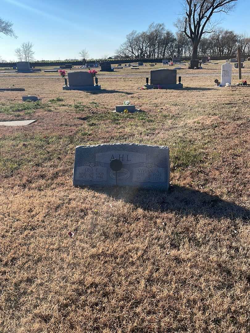 Vivian A. Ahl's grave. Photo 2