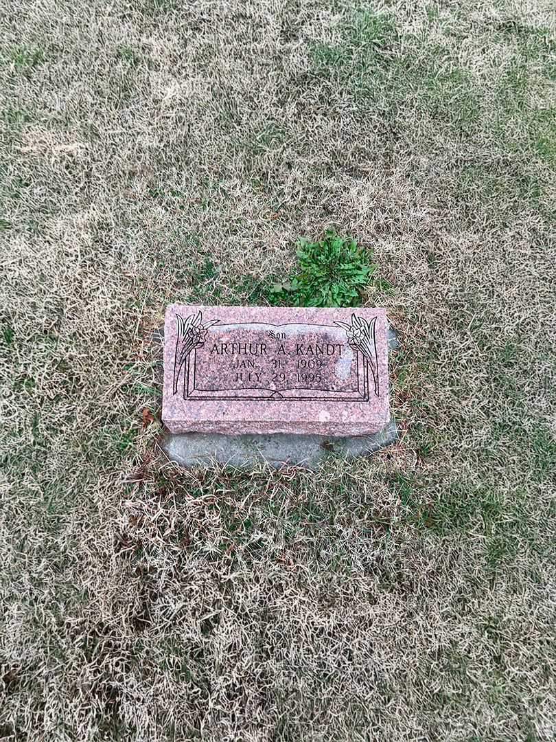 Arthur A. Kandt's grave. Photo 2
