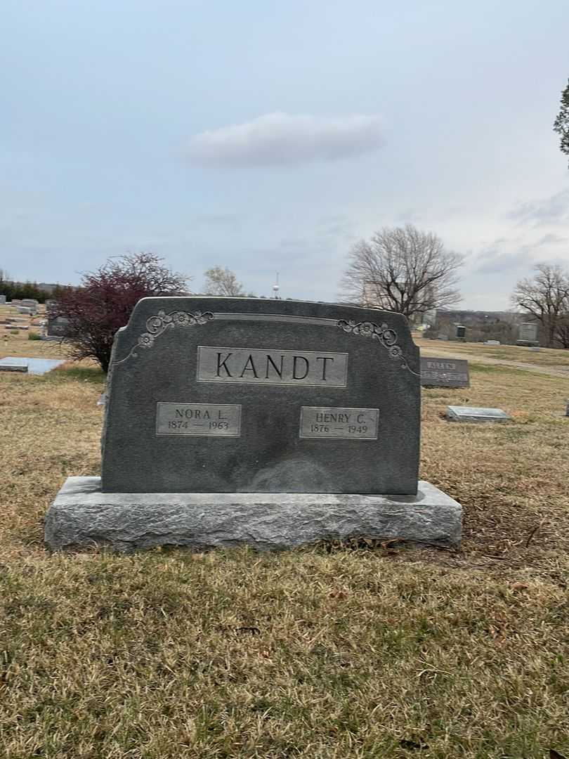 Henry C. Kandt's grave. Photo 1