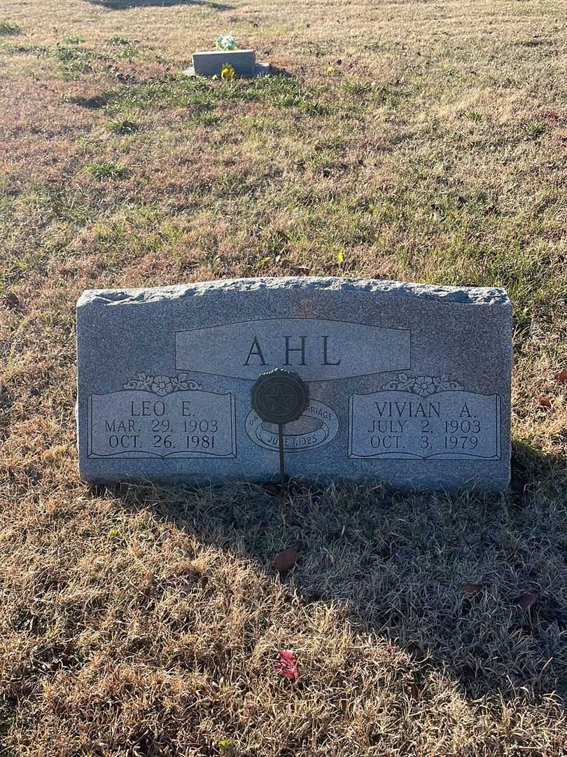 Vivian A. Ahl's grave. Photo 1