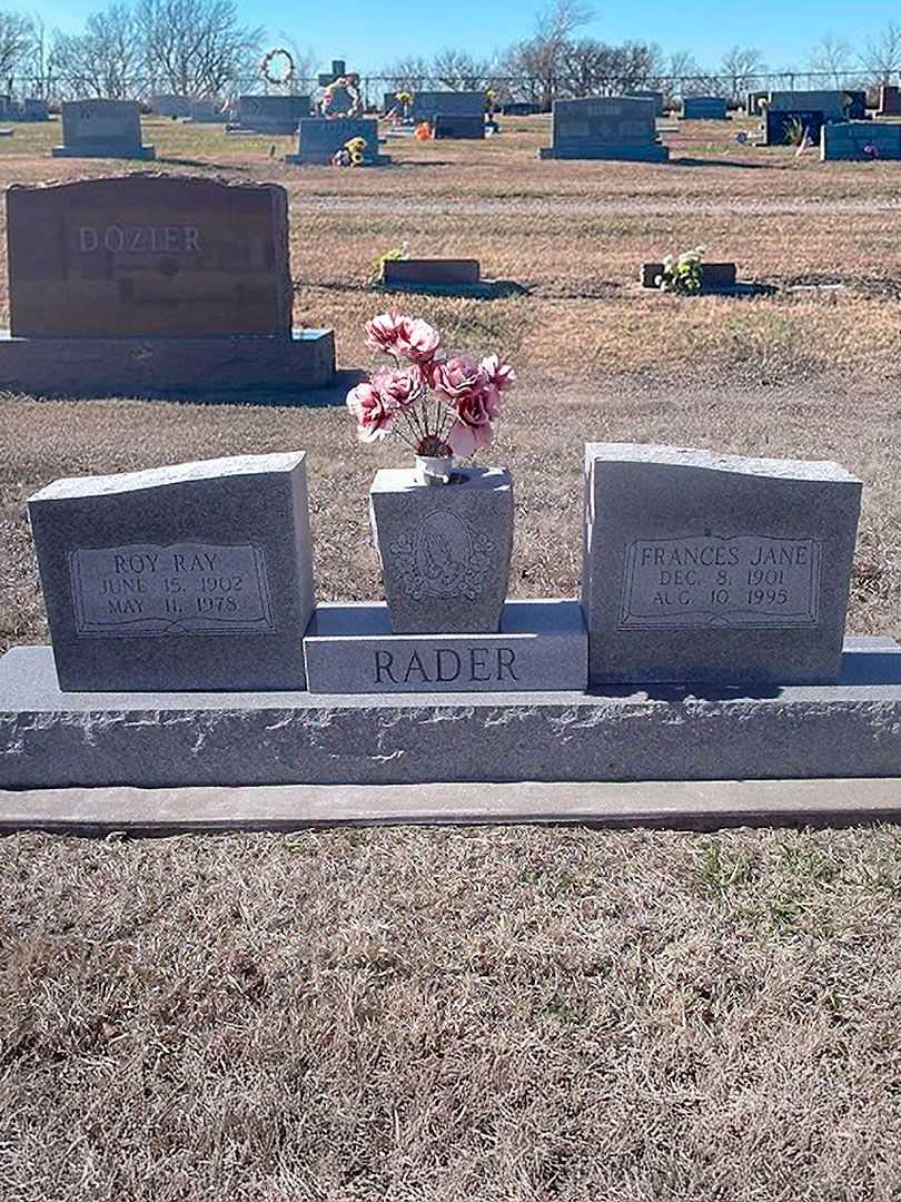 Roy Ray Rader's grave. Photo 1
