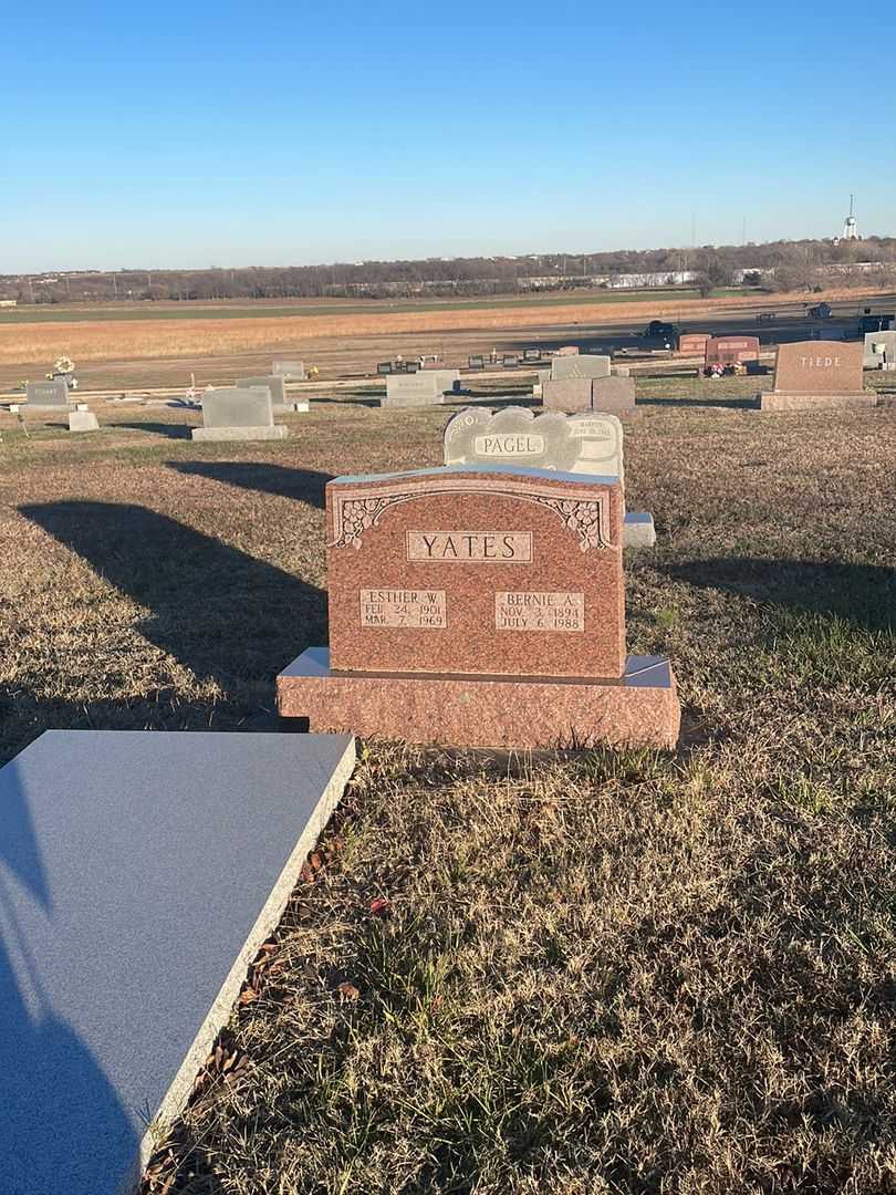 Esther W. Yates's grave. Photo 2