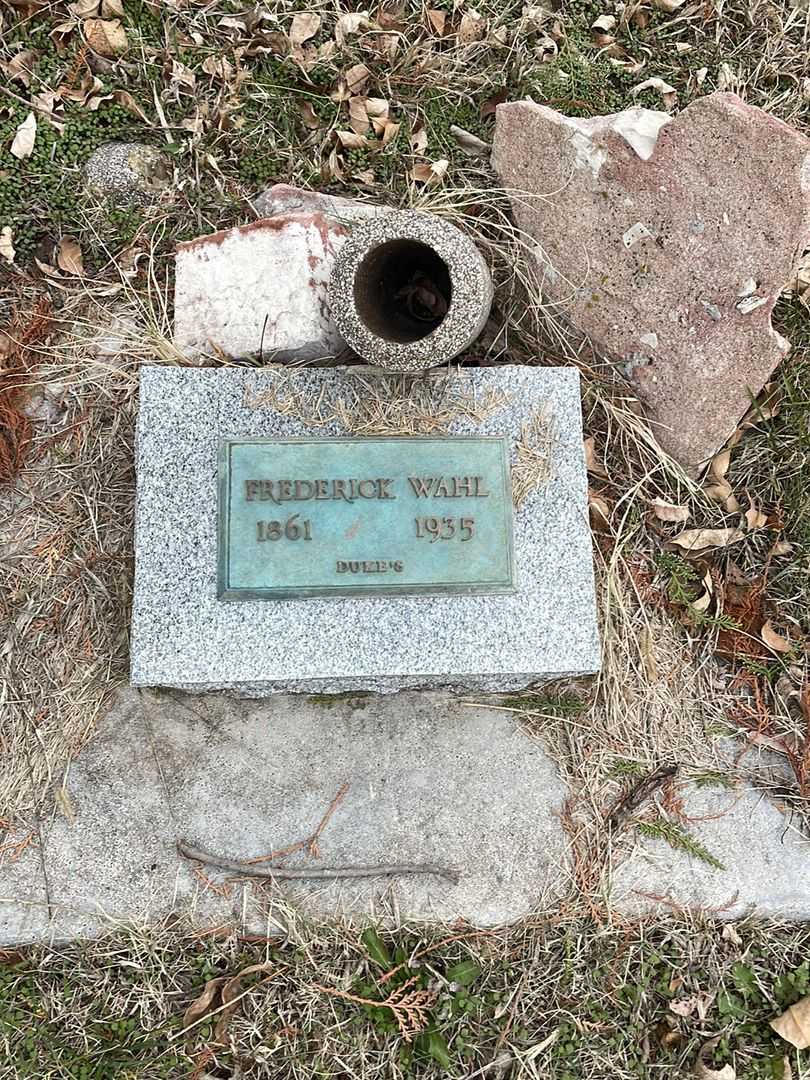 Frederick Wahl's grave. Photo 1