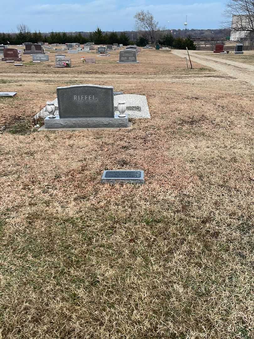 Gail Ardith Kaiser's grave. Photo 2