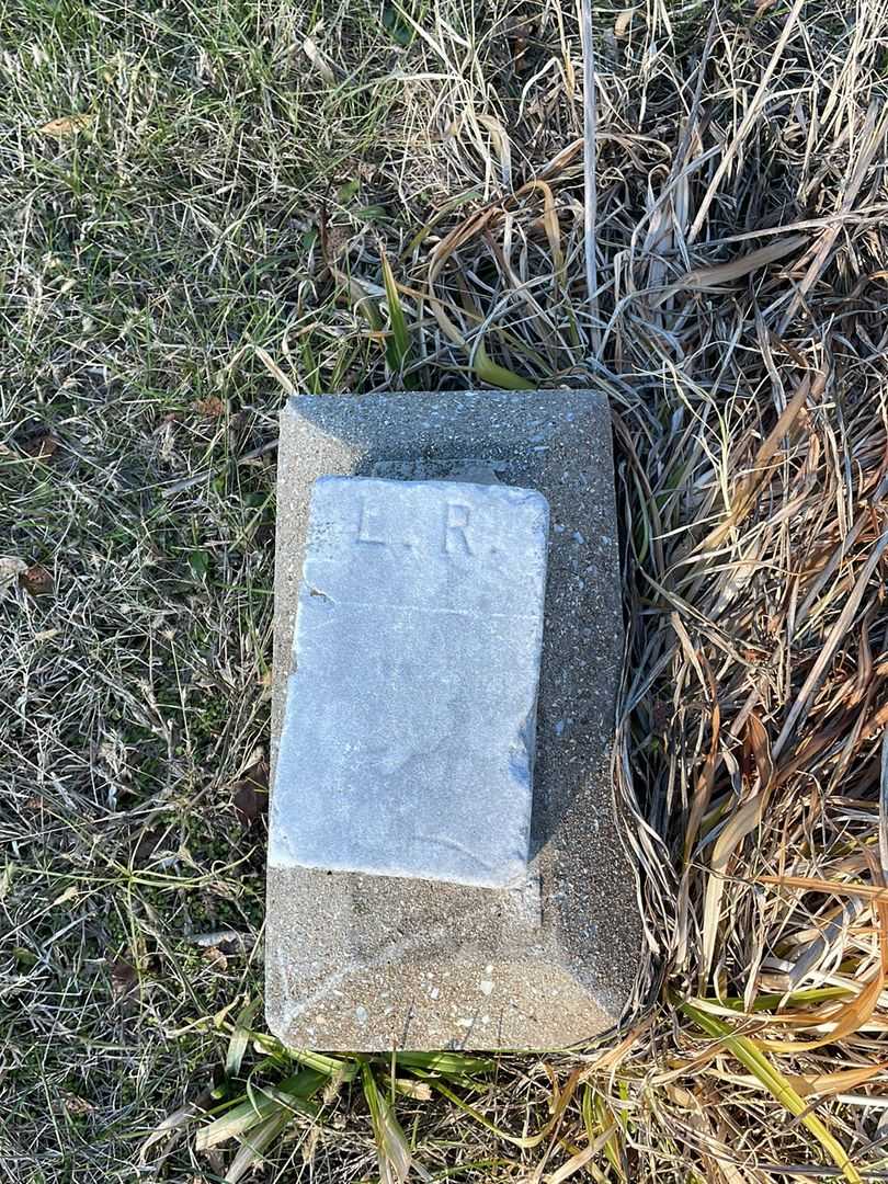 L. R.'s grave. Photo 1