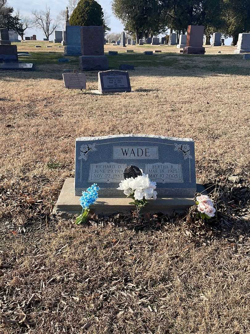Bertha R. Wade's grave. Photo 2