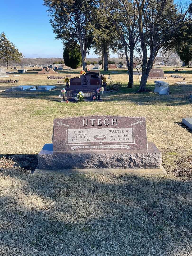 Walter W. Utech's grave. Photo 2
