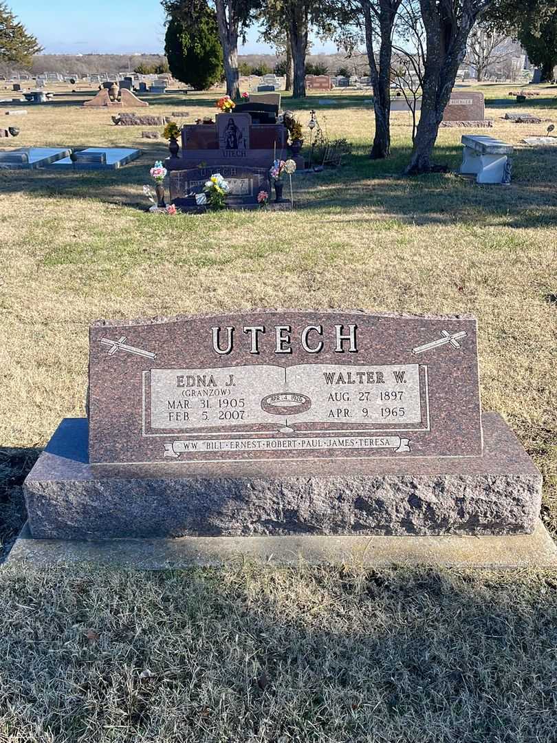 Walter W. Utech's grave. Photo 1