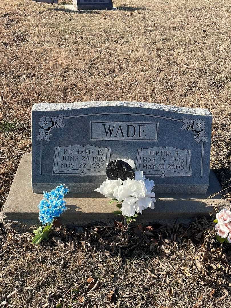 Bertha R. Wade's grave. Photo 1