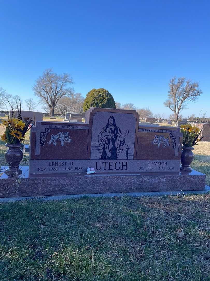 Elizabeth Utech's grave. Photo 1