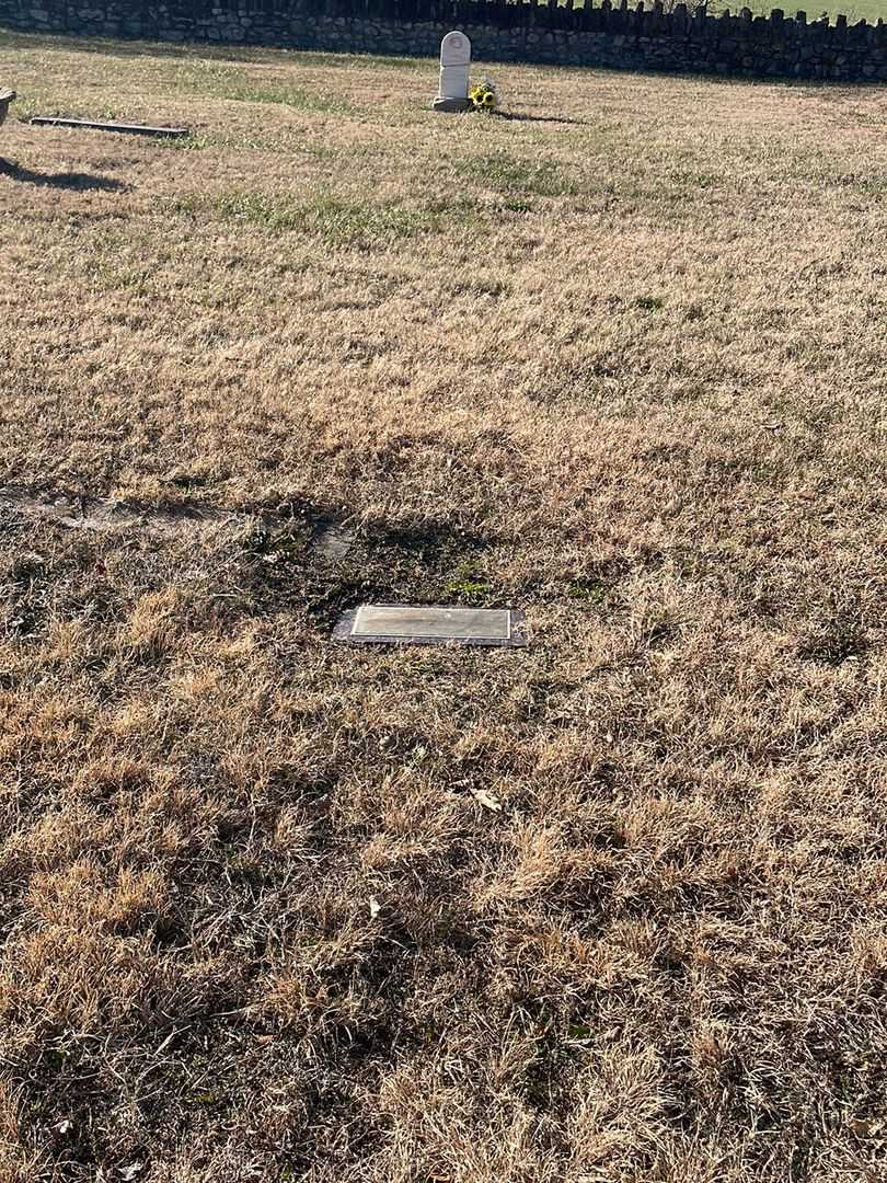 Inez Needham's grave. Photo 2