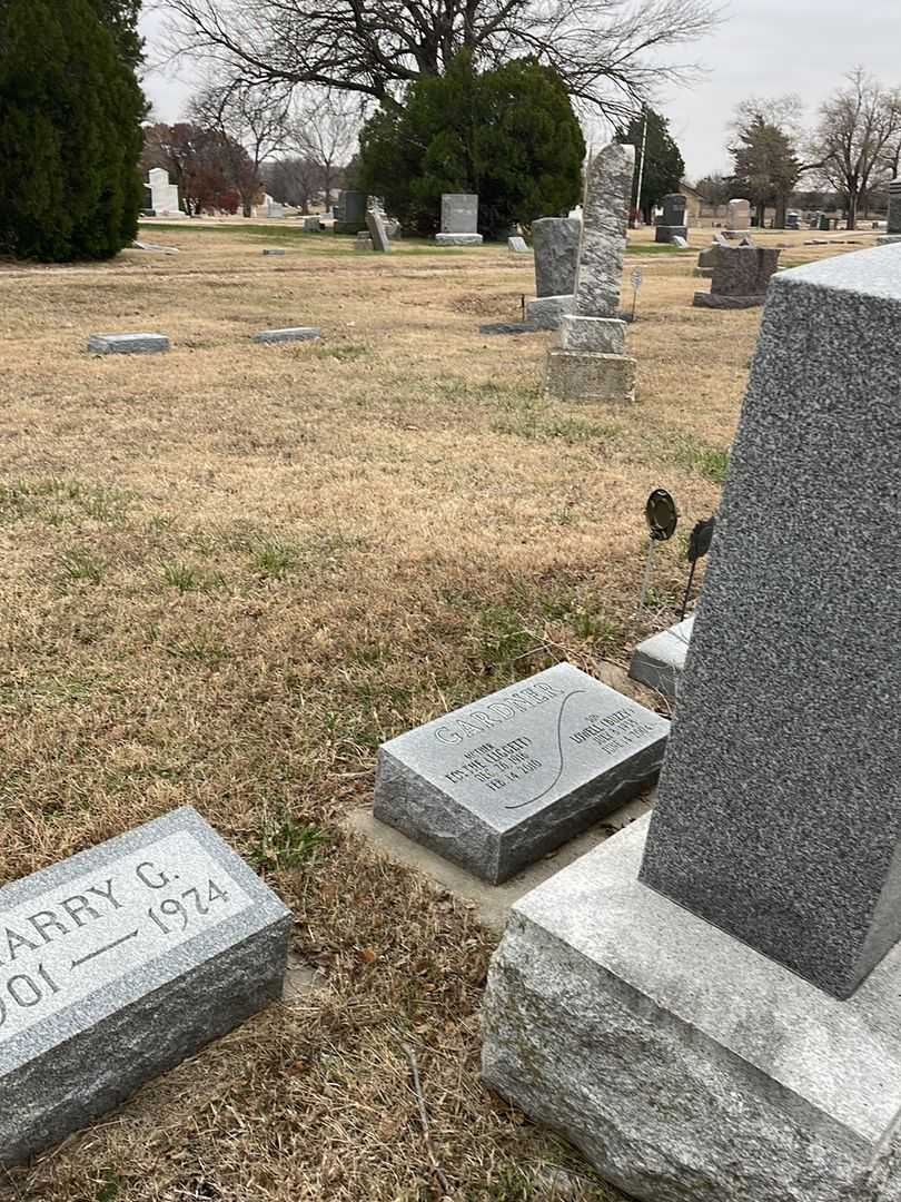 Lowell "Buzzy" Gardner's grave. Photo 4