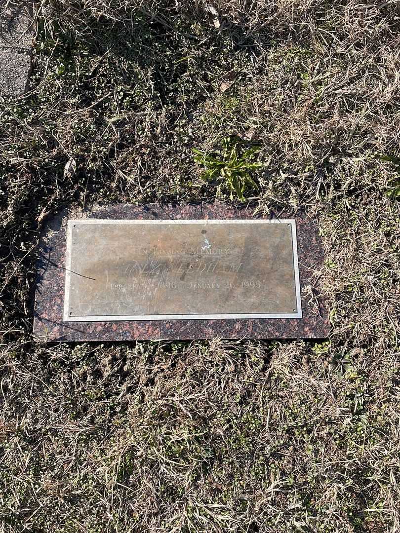 Inez Needham's grave. Photo 1