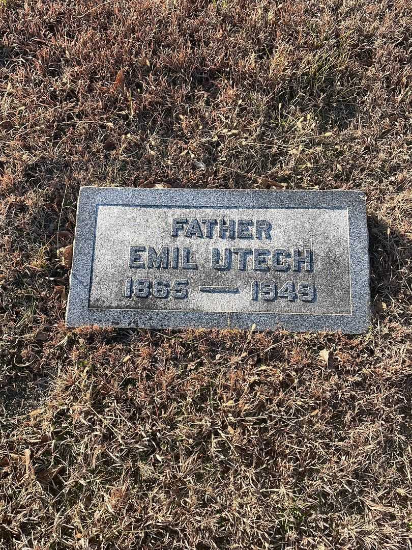Emil Utech's grave. Photo 3