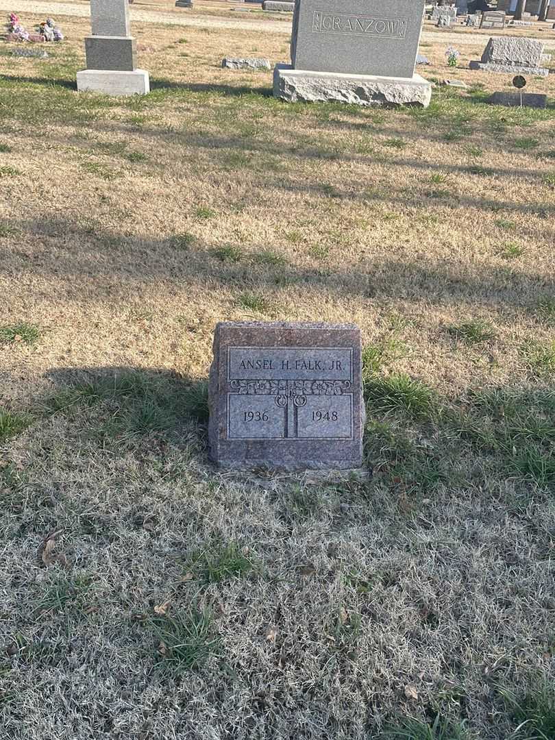 Ansel H. Falk Junior's grave. Photo 2