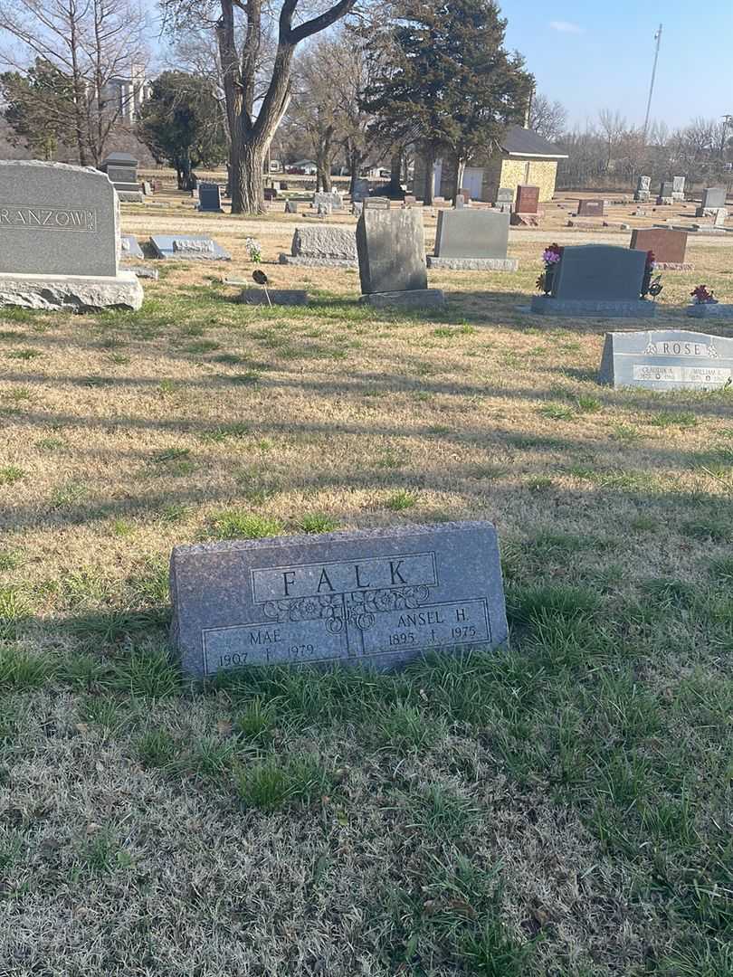 Mae Falk's grave. Photo 2