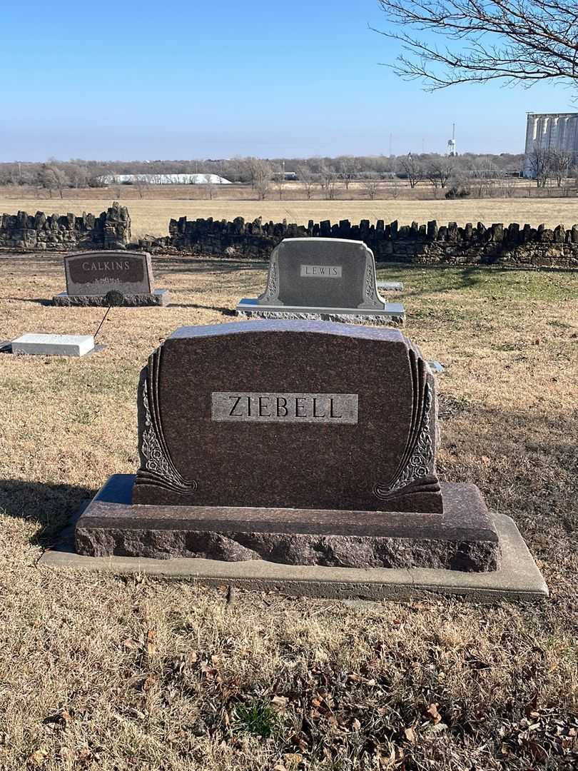 Henry F. Ziebell's grave. Photo 1