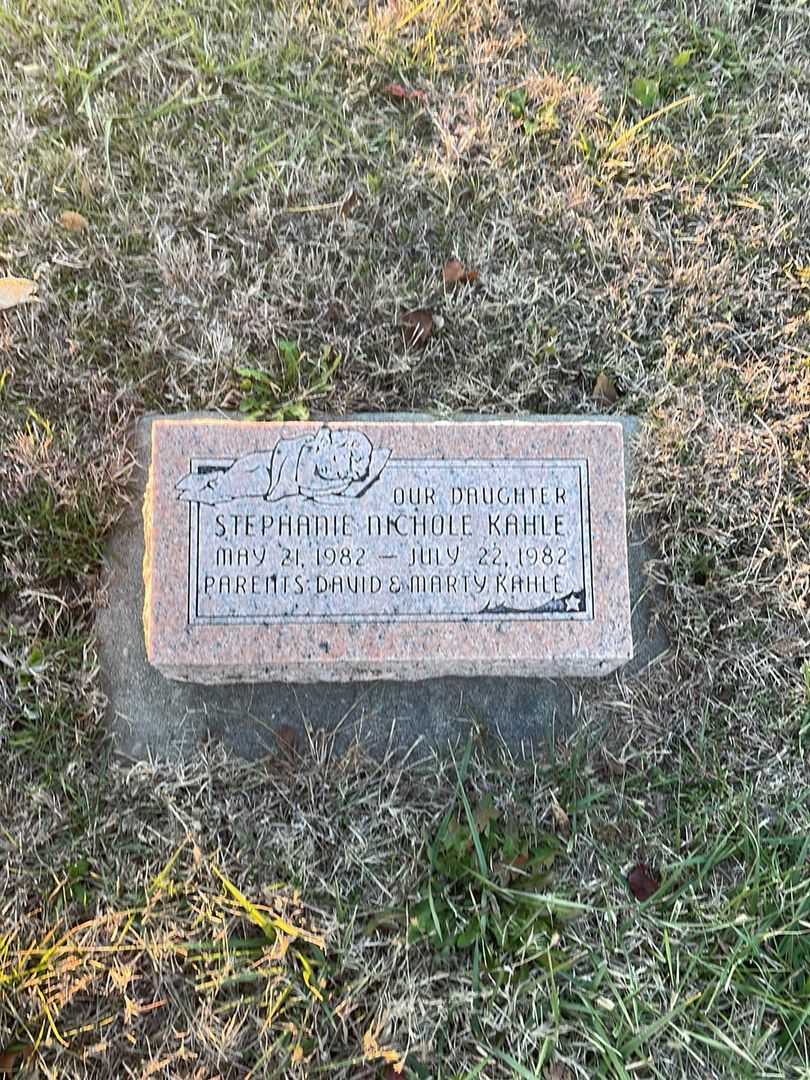 Stephanie Nichole Kahle's grave. Photo 1
