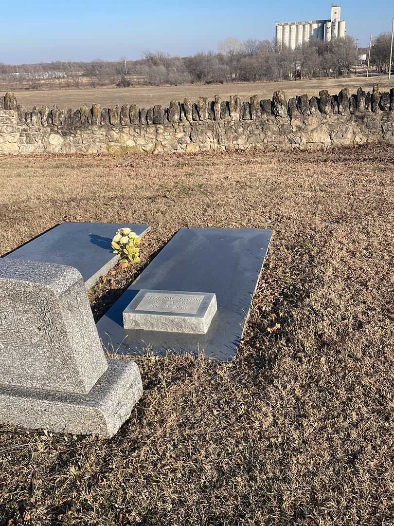 Ella Mae Taylor's grave. Photo 2
