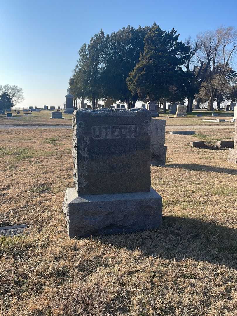 Hulda Utech's grave. Photo 2