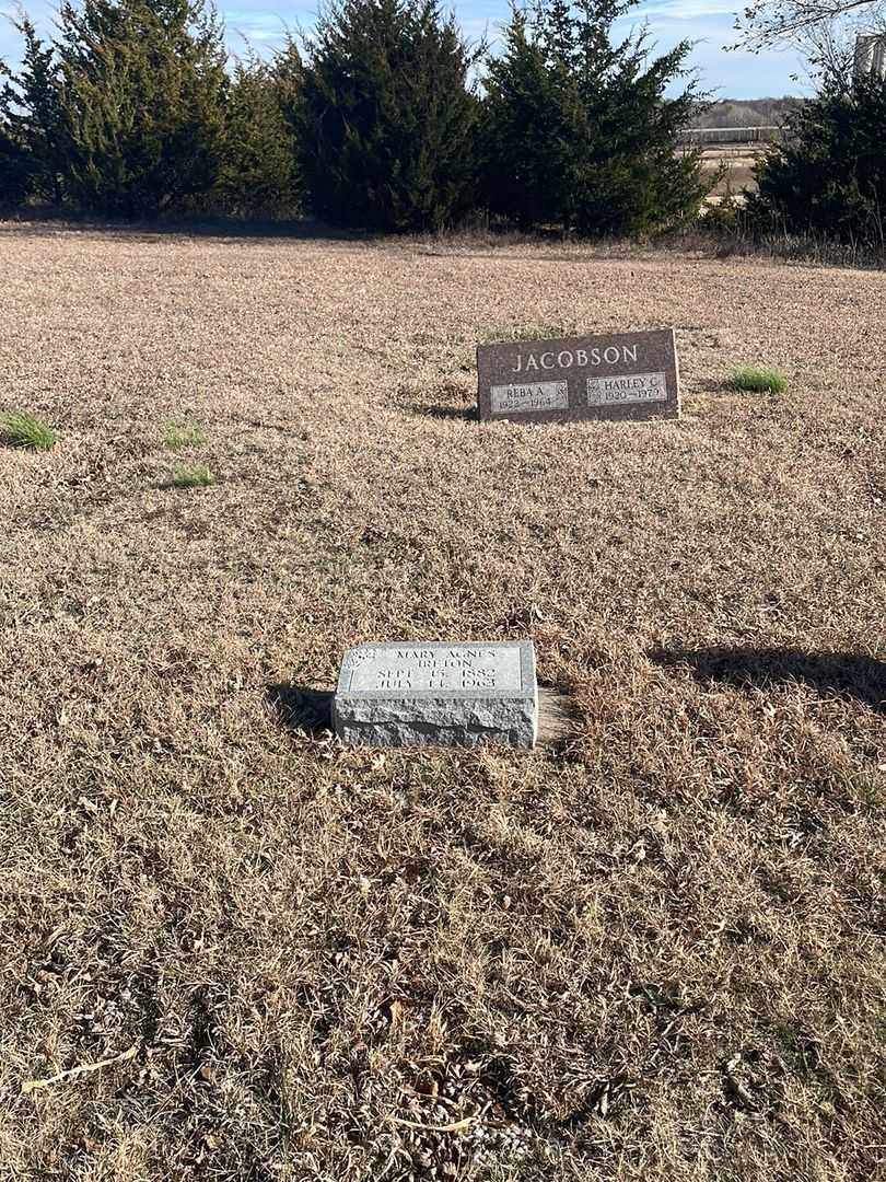 Mary Agnes Ireton's grave. Photo 2
