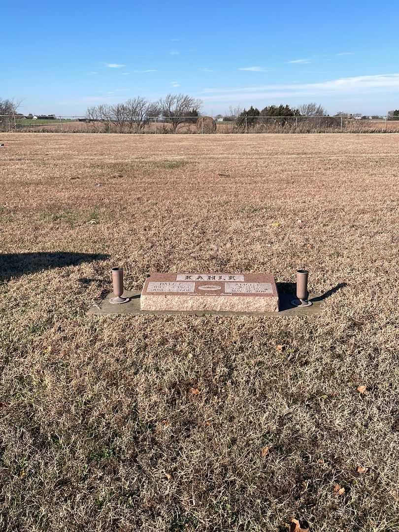 Dale C. Kahle's grave. Photo 2