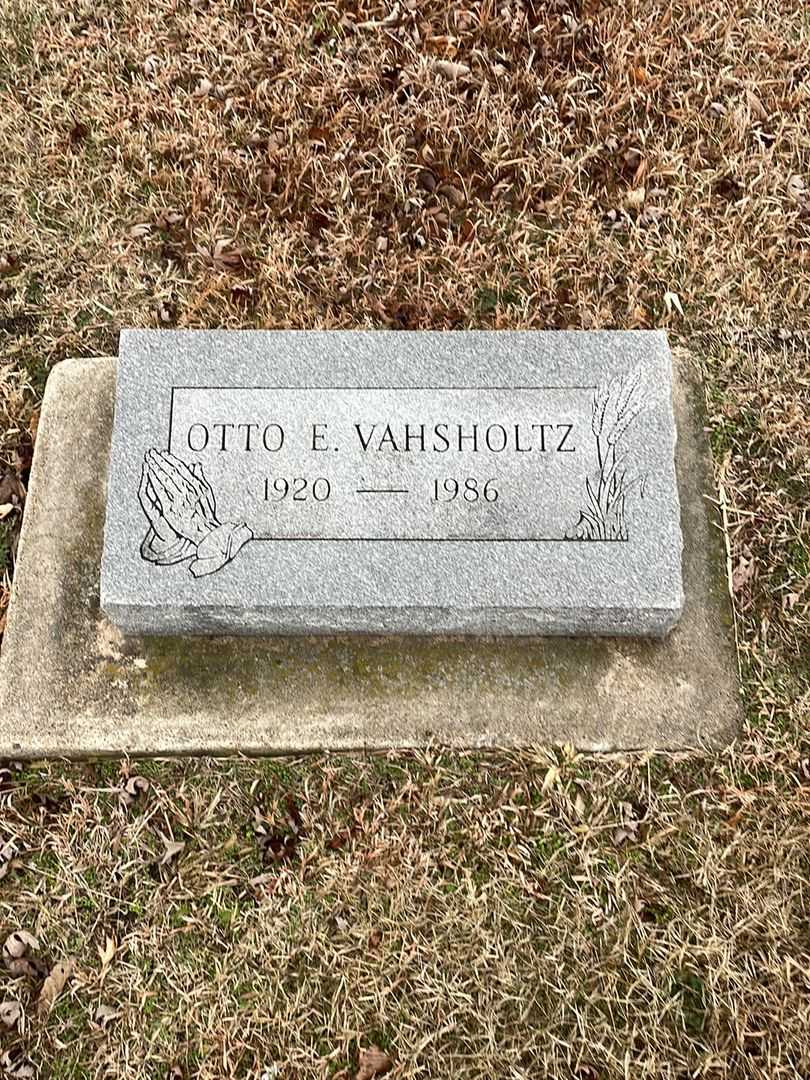Otto E. Vahsholtz's grave. Photo 1