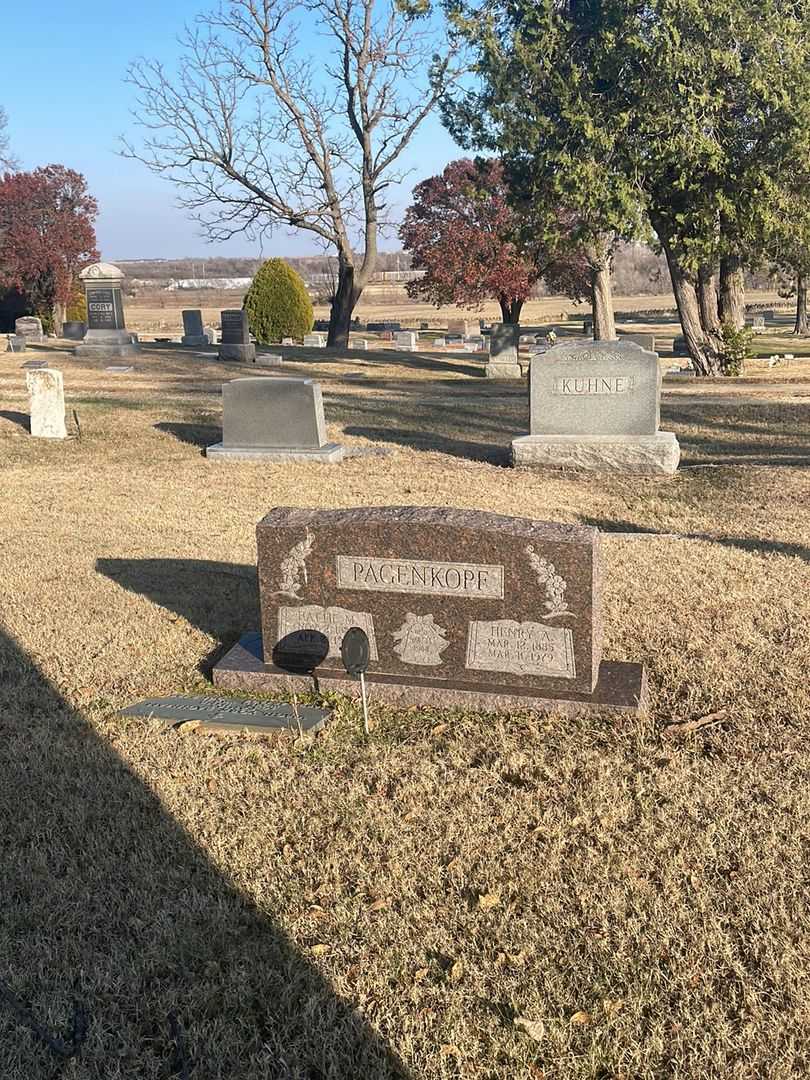 Hattie M. Pagenkopf's grave. Photo 2
