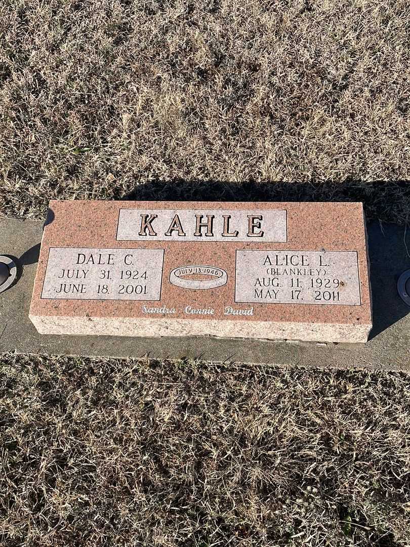 Dale C. Kahle's grave. Photo 1
