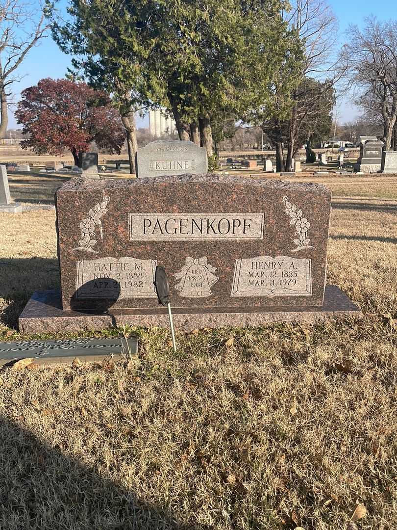 Hattie M. Pagenkopf's grave. Photo 1