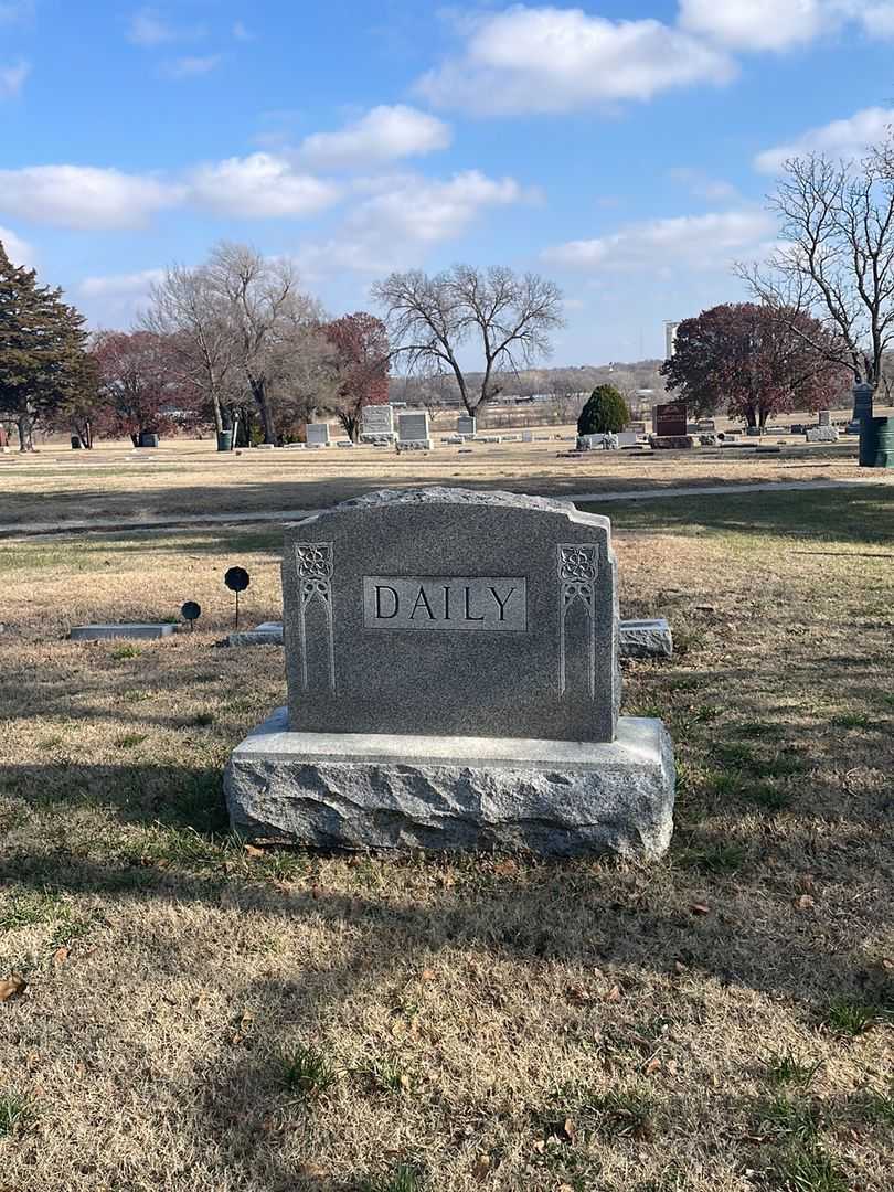 Stuart M. Daily's grave. Photo 1