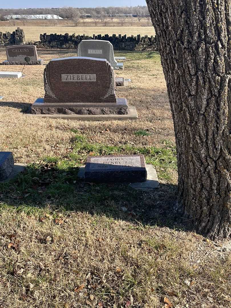 Henry F. Ziebell's grave. Photo 2