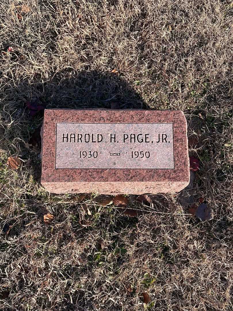 Harold H. Page Junior's grave. Photo 1