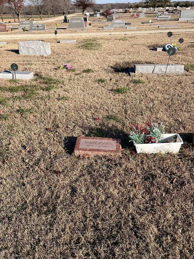 Harold H. Page's grave. Photo 2