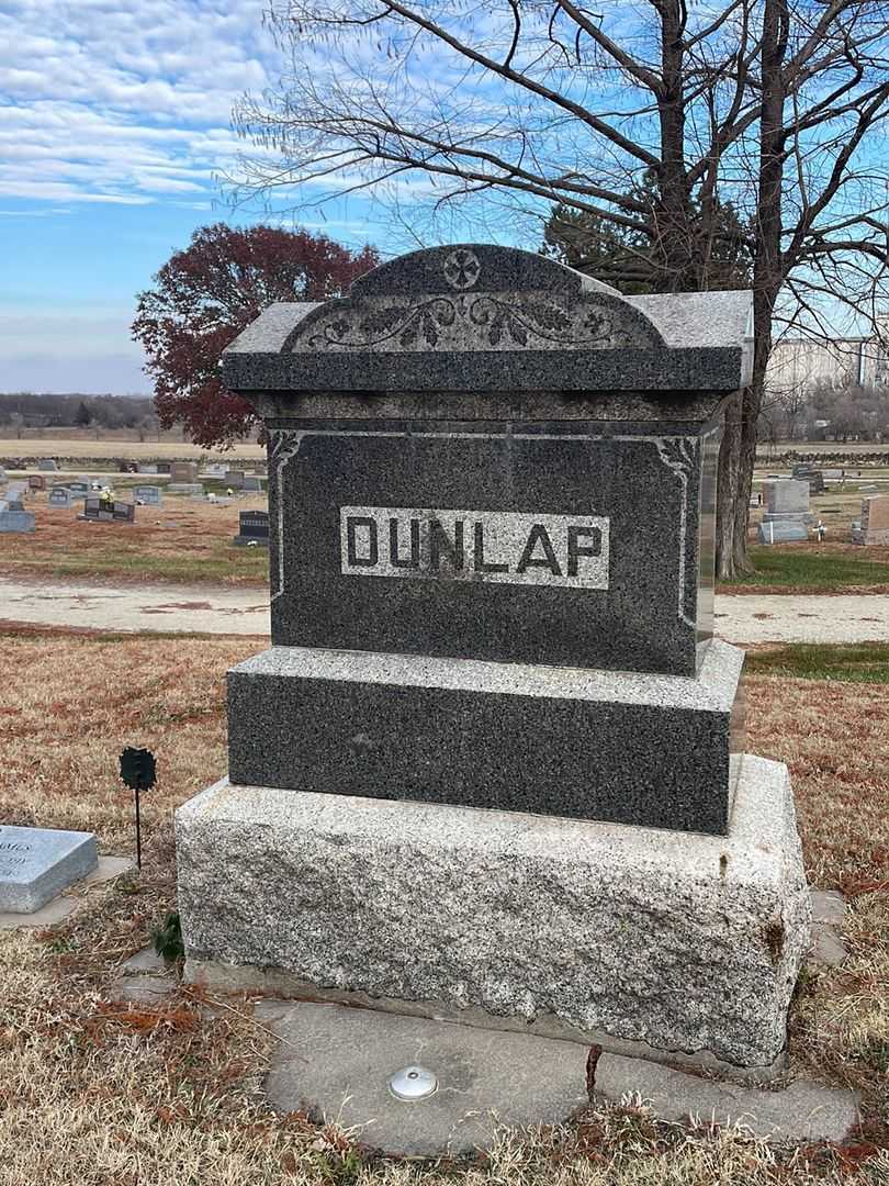 Chastie H. James's grave. Photo 1