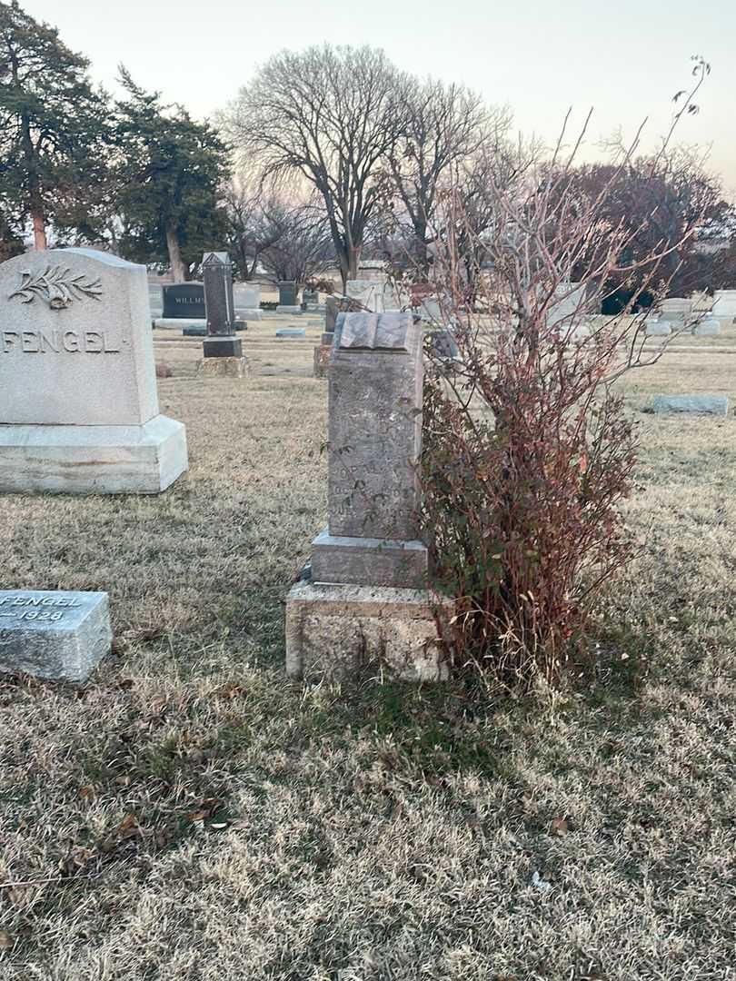 Opal M. Wade's grave. Photo 2