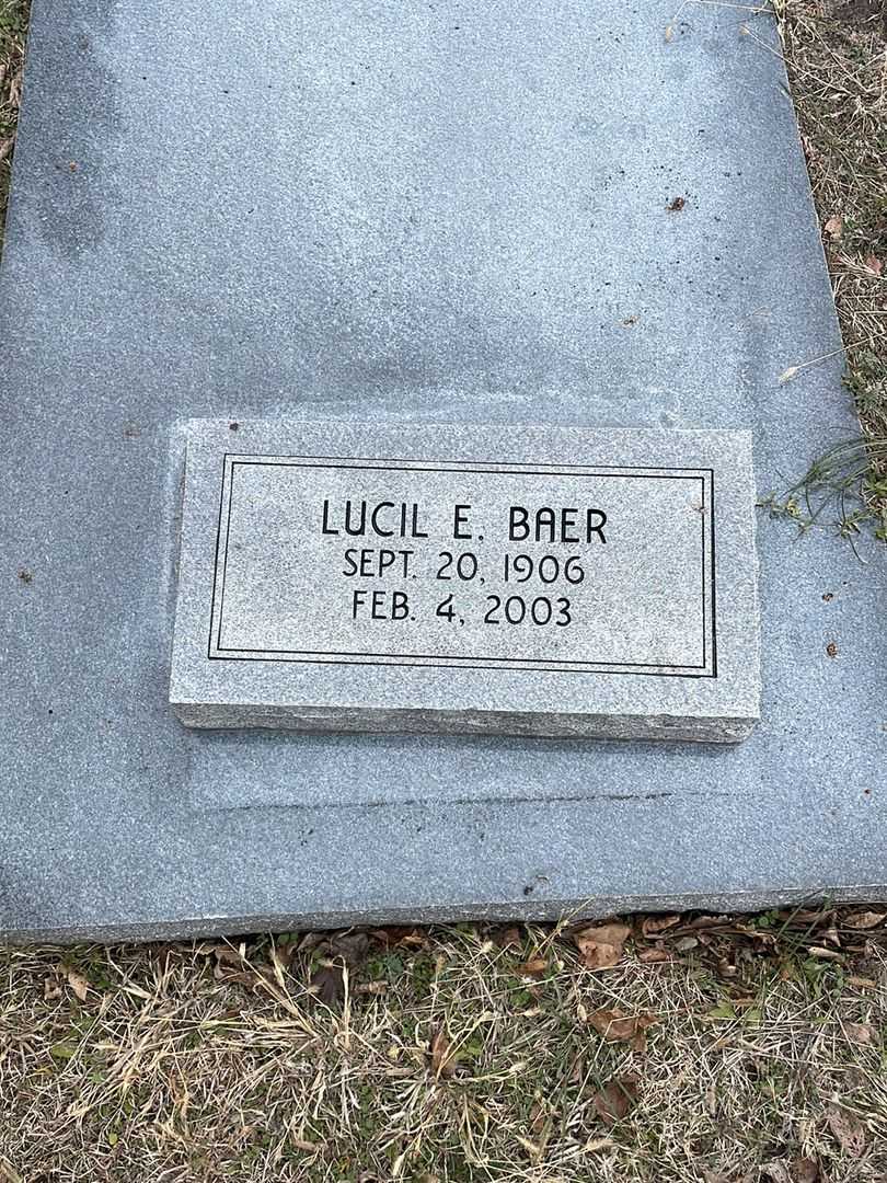 Lucil E. Baer's grave. Photo 1