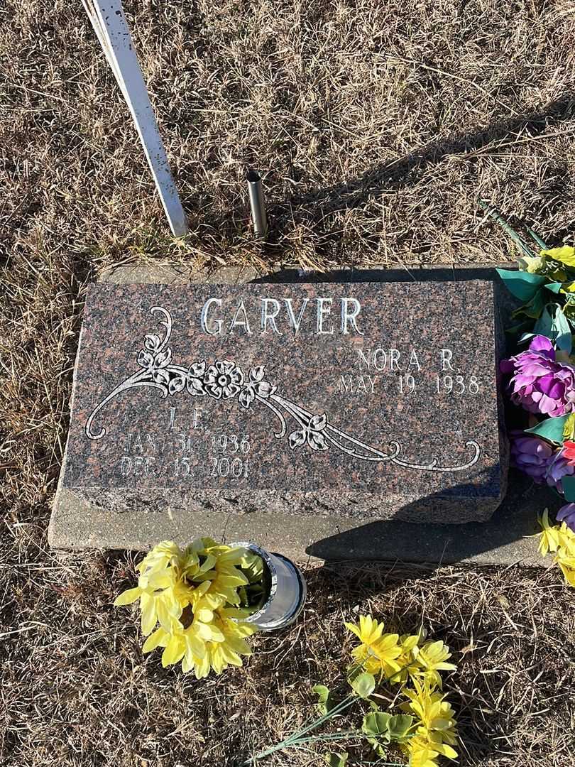 L. E. Garver's grave. Photo 1