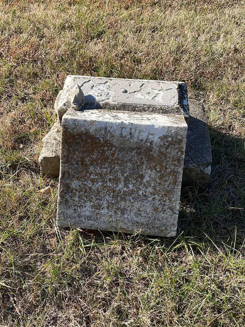 Frank Magee's grave. Photo 1