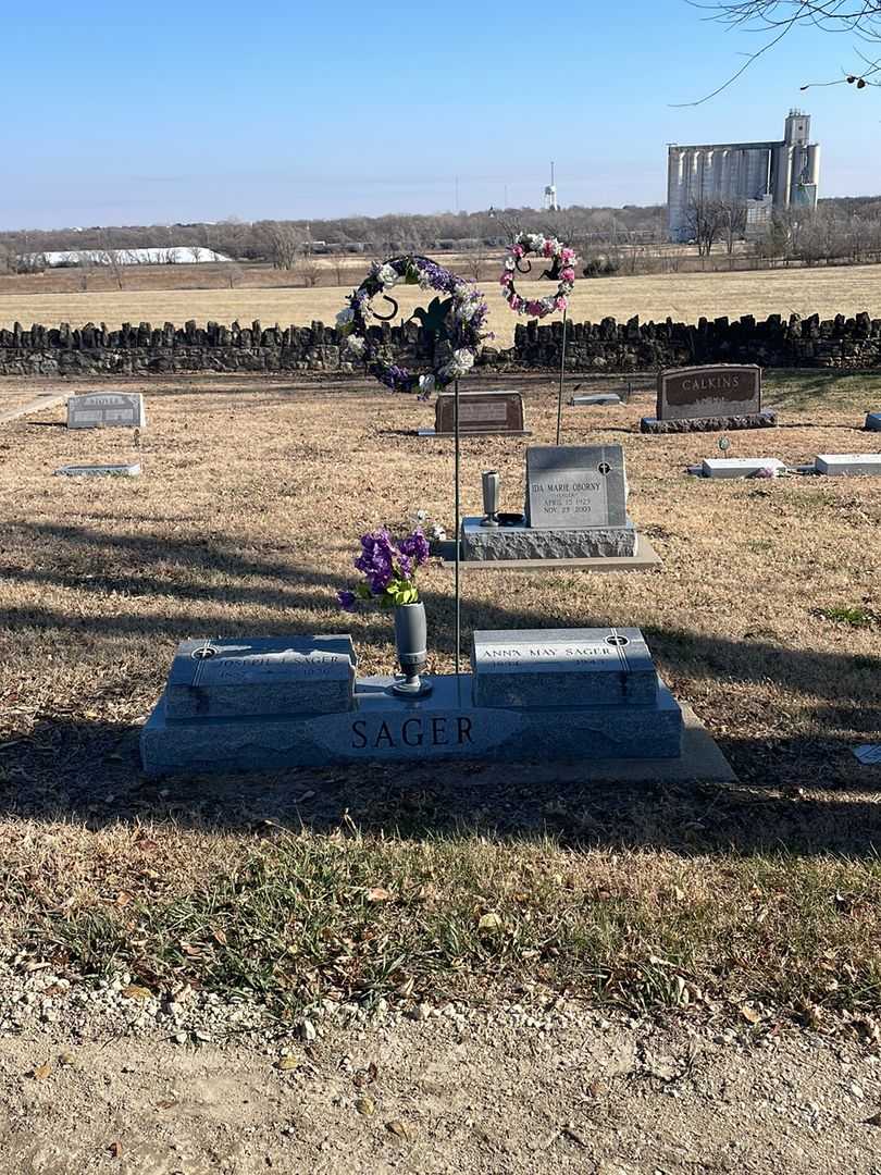 Anna May Sager's grave. Photo 2