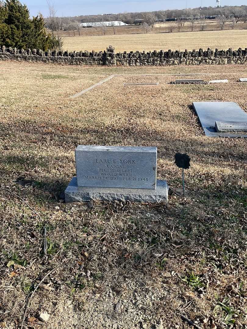 Earl E. York's grave. Photo 2