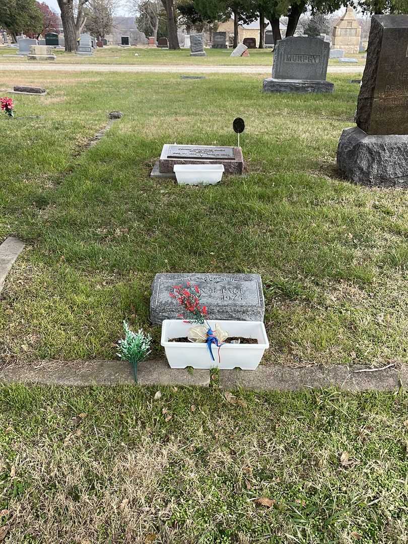 Evelyn B. Page's grave. Photo 2