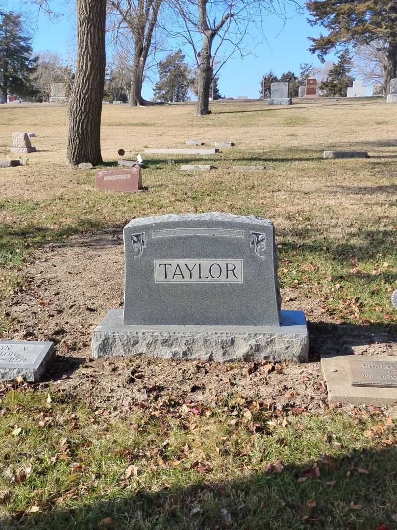 Charles O. Taylor's grave. Photo 1
