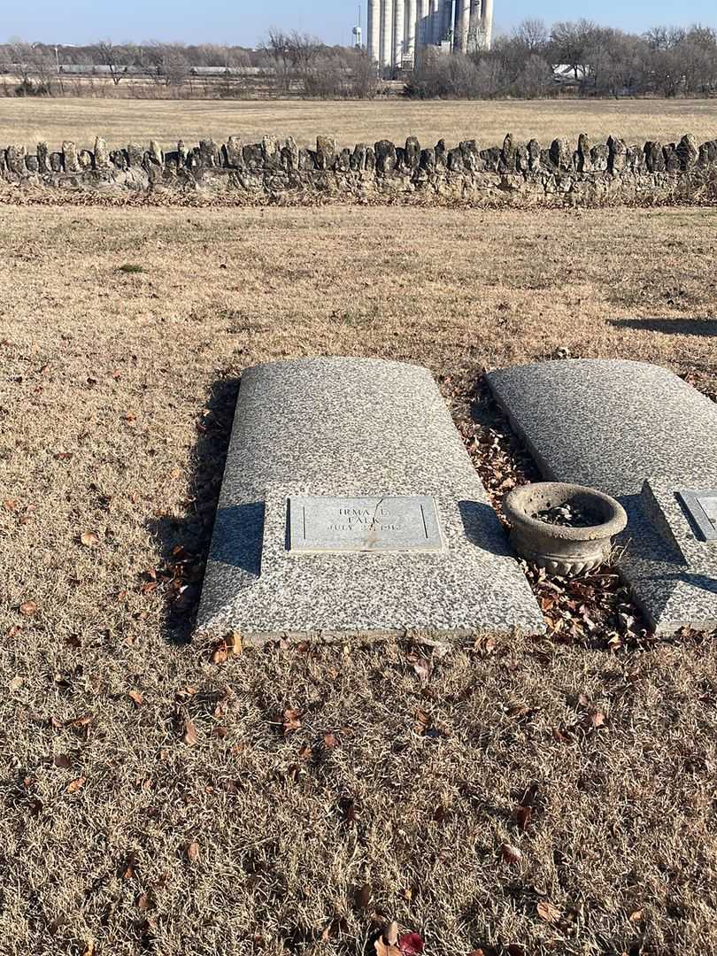 Irma E. Falk's grave. Photo 2