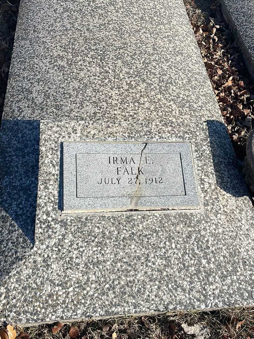 Irma E. Falk's grave. Photo 1