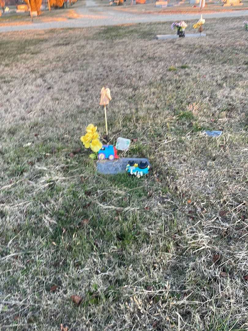 Baby Salada's grave. Photo 2