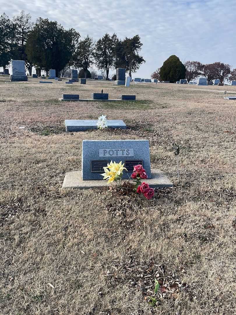 Mildred L. Wade Potts's grave. Photo 2