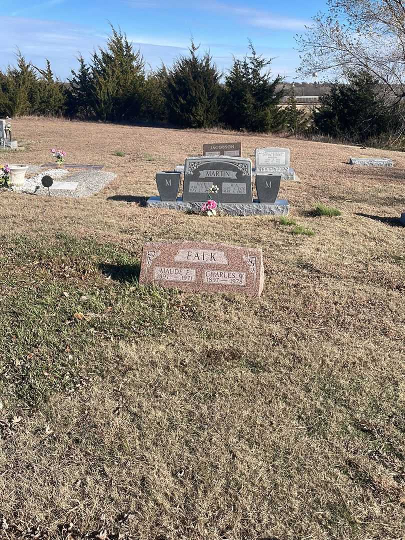 Maude F. Falk's grave. Photo 2