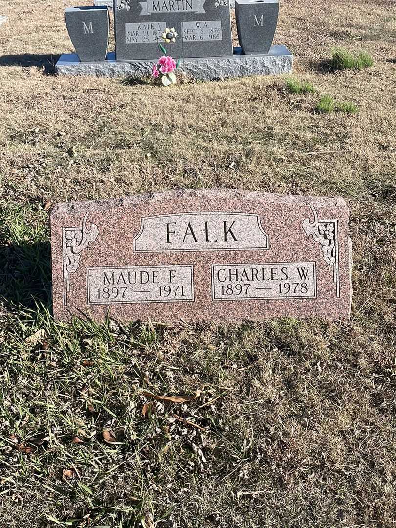 Maude F. Falk's grave. Photo 1